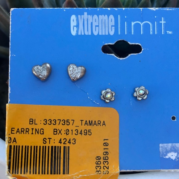 Bundle Lot 2 Metal Stud Earrings Heart Flower - Picture 3 of 4